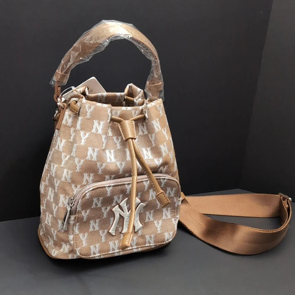 NWT,MLB New York Yankees Tan Jacquard Drawstring Monogramed Crossbody  Bag. - Picture 1 of 12
